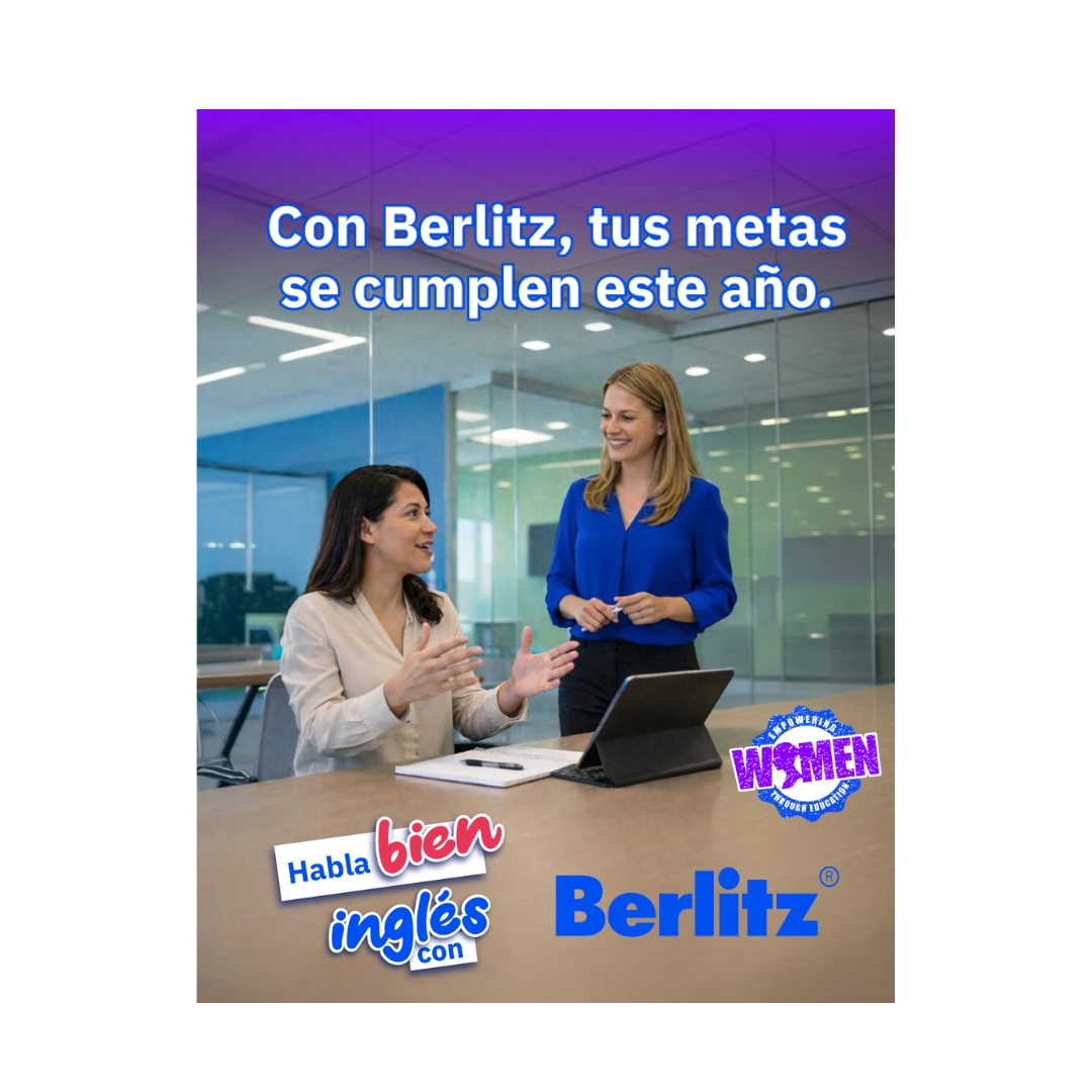 Dos mujeres hablando en inglés con una lap en el escritorio de manera positiva