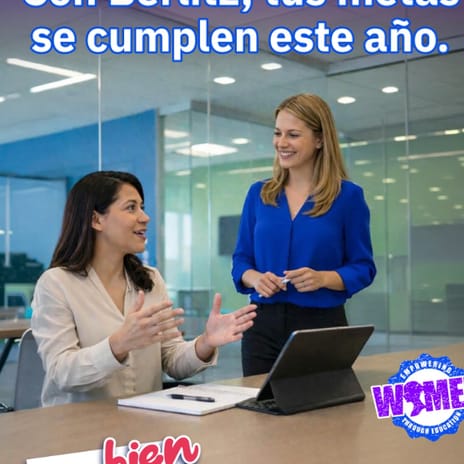 Dos mujeres hablando en inglés con una lap en el escritorio de manera positiva