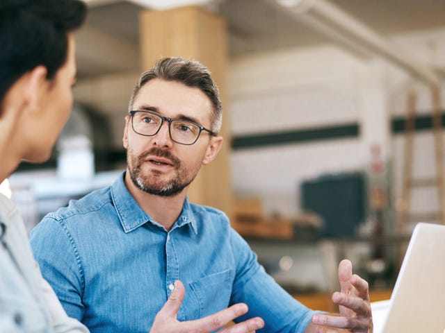 Hombre en clases particulares de idiomas para adultos