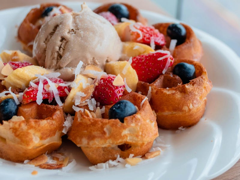 una mesa de postres en inglés