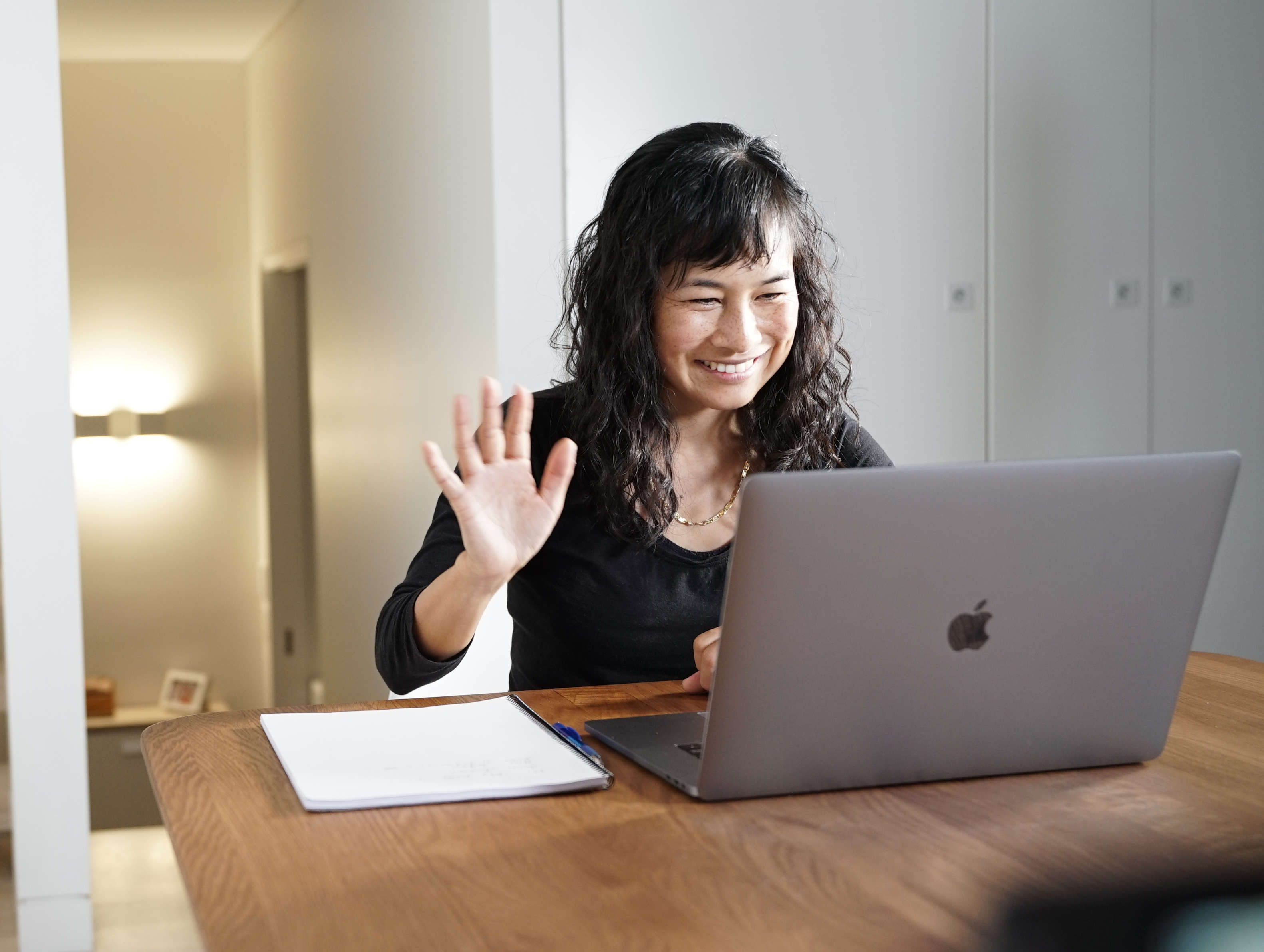 Mujer aprendiendo el idioma tailandés