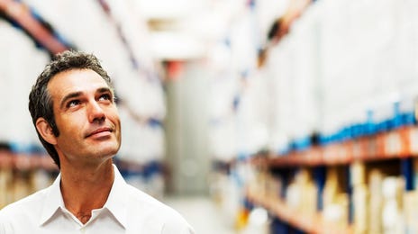 Hombre de negocios dentro de un almacén de productos