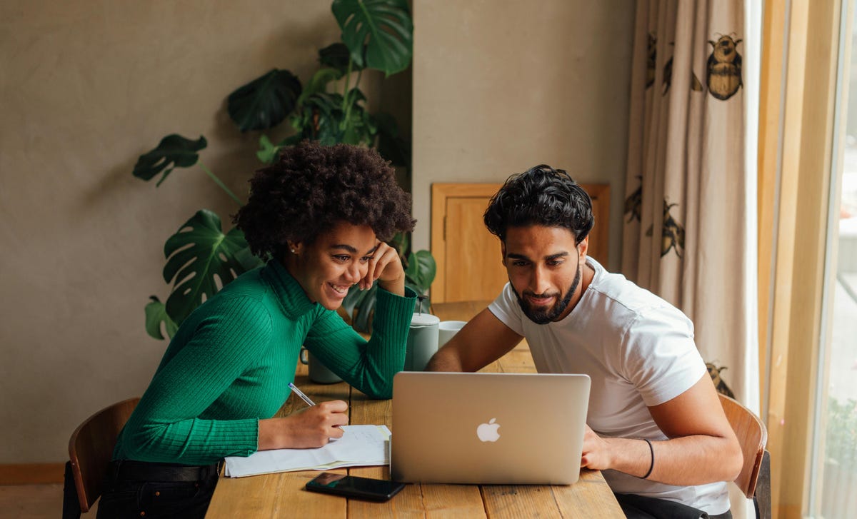 Dos amigos estudian juntos en la Academia Berlitz.