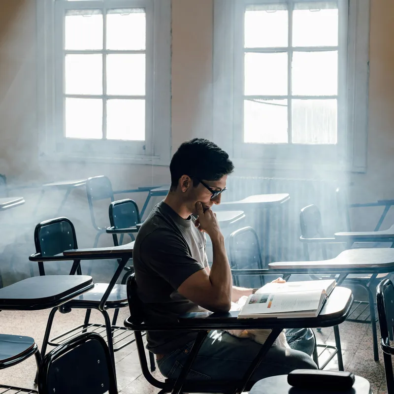 Estudiante en una sesión de reading sobre errores gramaticales.