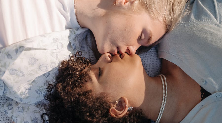 Mujer diciendo buenas noches en francés