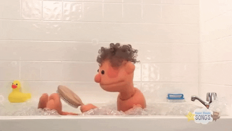 un peluche tomando un baño en una tina