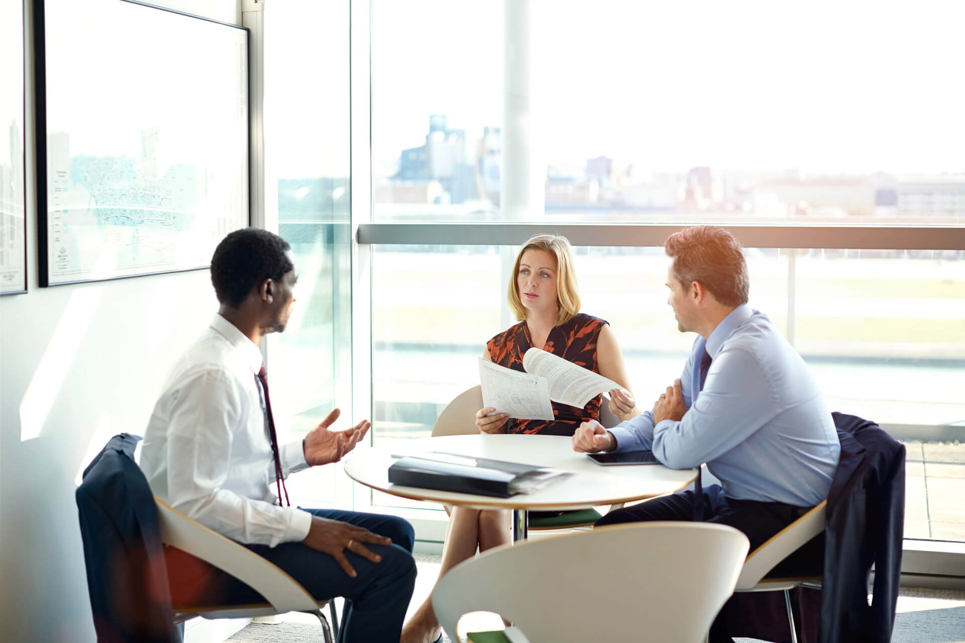 Profesionales practicando inglés de negocios en sesión presencial con Berlitz México
