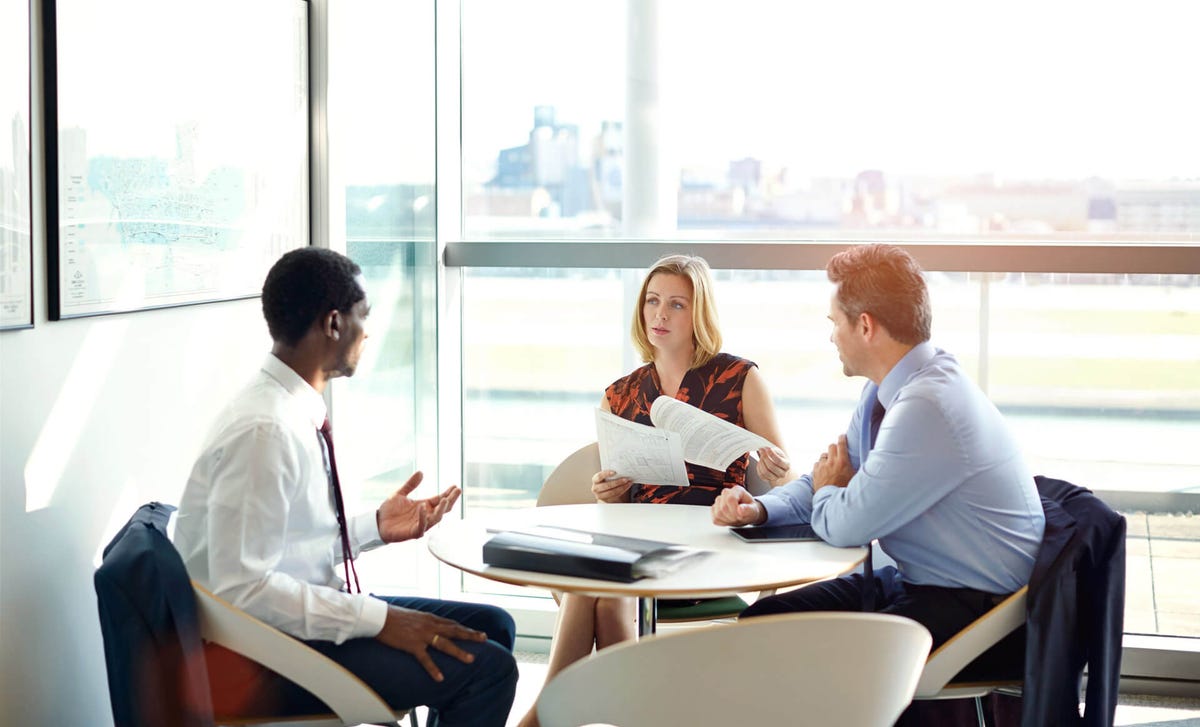 Profesionales practicando inglés de negocios en sesión presencial con Berlitz México