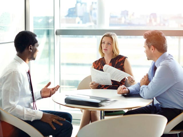 Profesionales practicando inglés de negocios en sesión presencial con Berlitz México