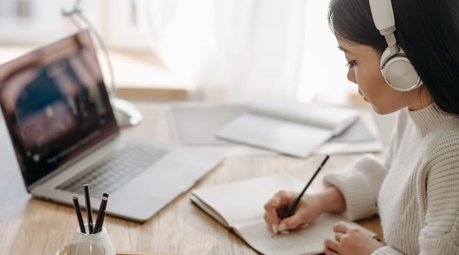 Una mujer estudiando las habilidades comunicativas.