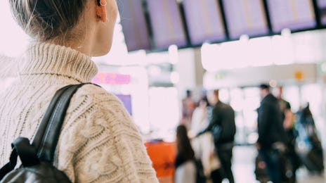 Mujer en un aeropuerto esperando para abordar su avión