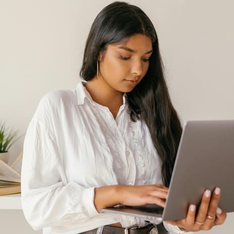 Mujer estudiando con Berlitz On Demand.