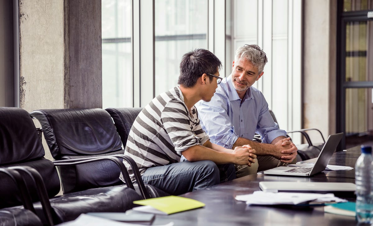 Personas estudiando inglés de negocios