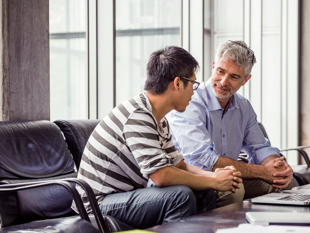 Personas estudiando inglés de negocios