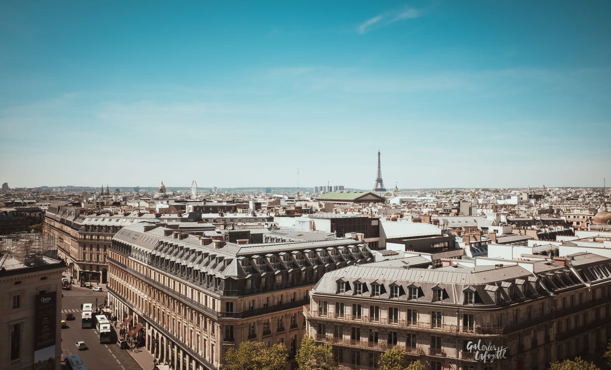 Vista de la Torre Eiffel asociada a los cursos de francés de Berlitz México.