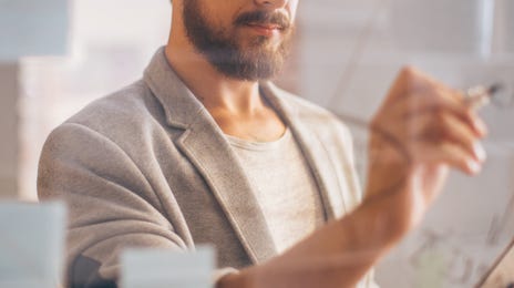 Hombre practicando el idioma danés