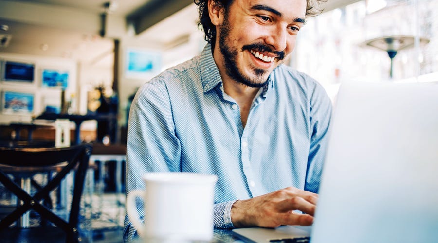 Hombre en computadora