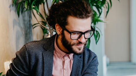 Un hombre estudiando el idioma hebreo en el computador