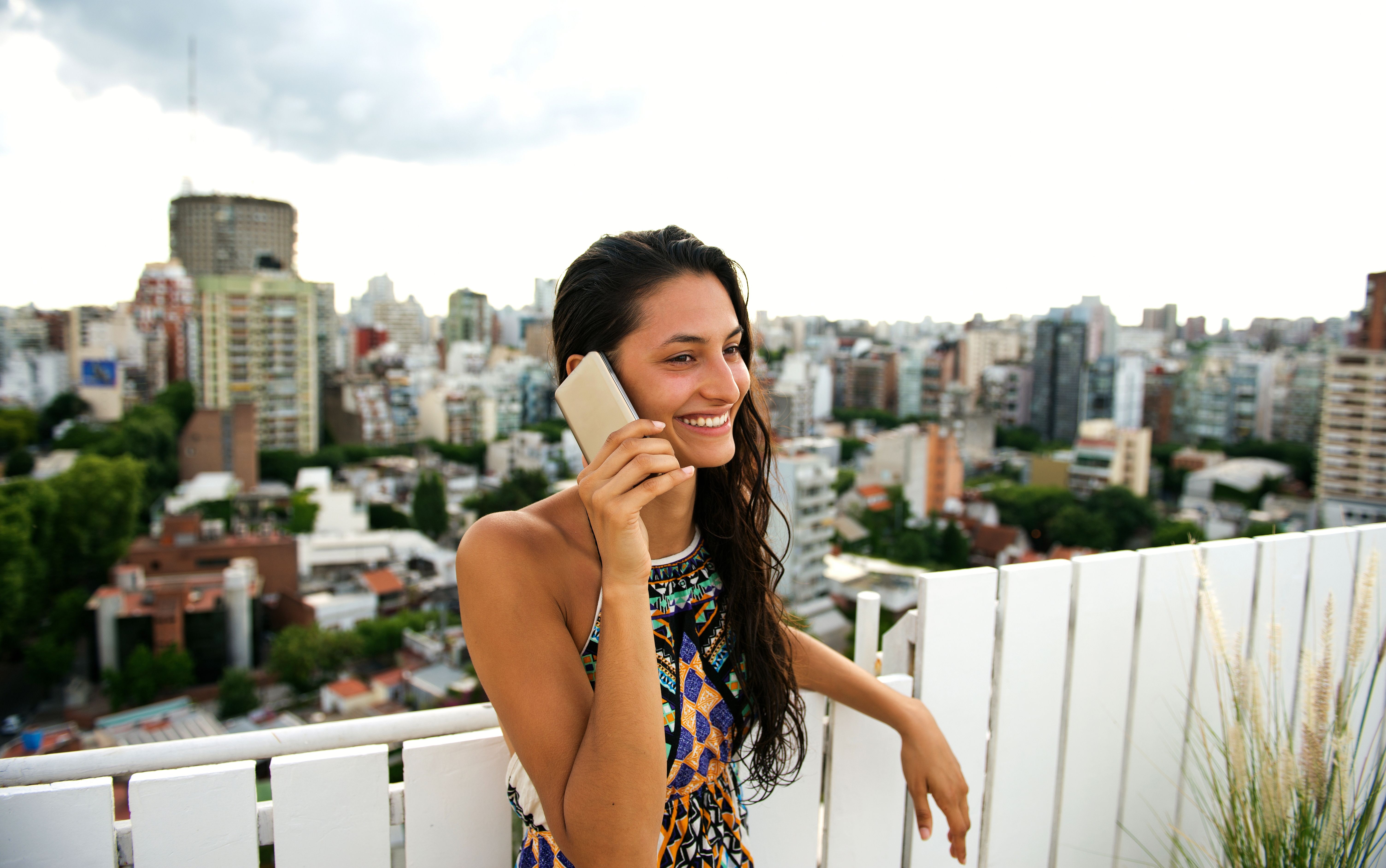 Mujer hablando por celular idioma canarés