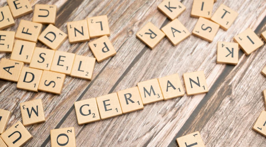 Letras de Scrabble que deletrean la palabra "German" para representar el tema de hablar alemán.