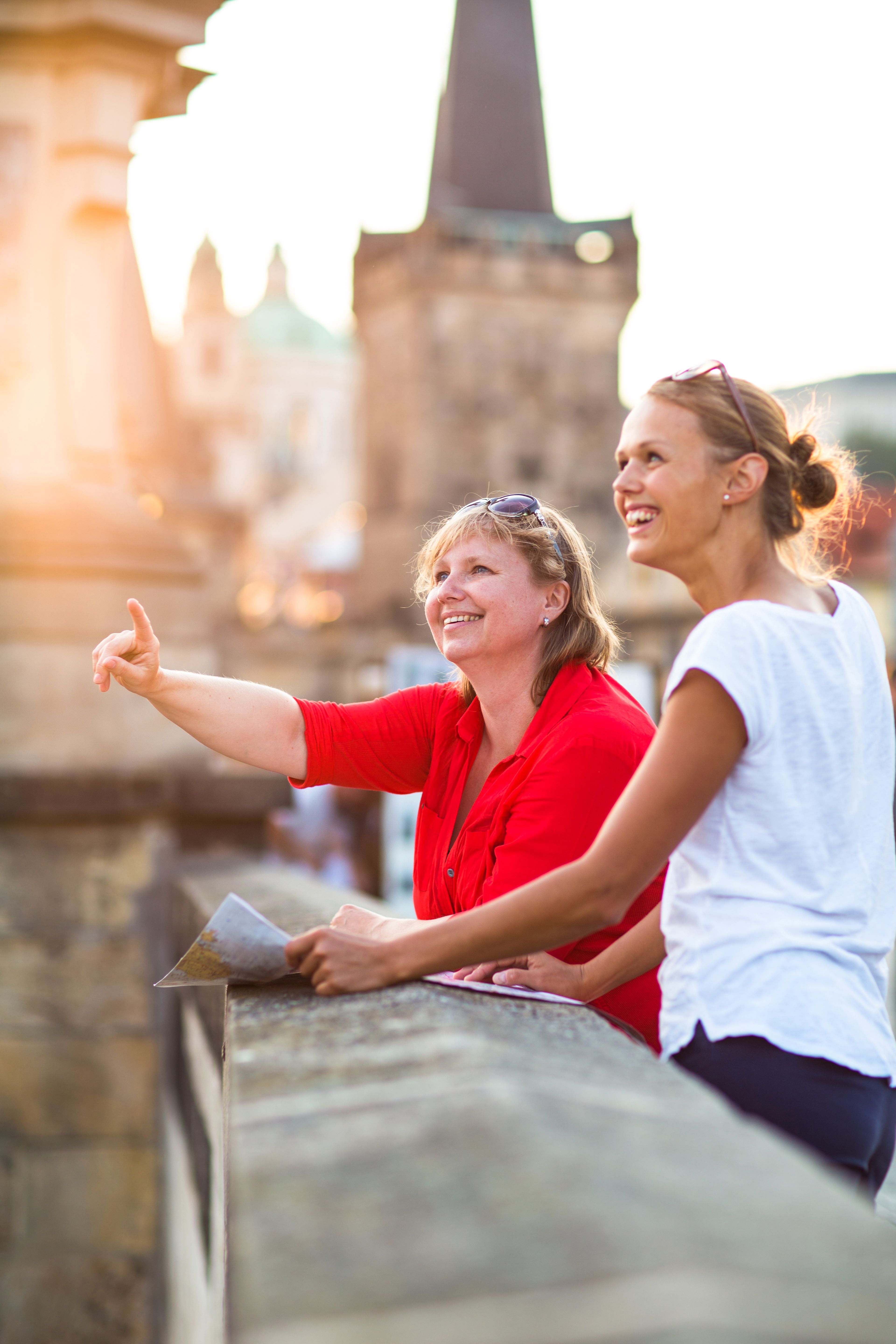 Mujeres disfrutando el idioma serbio