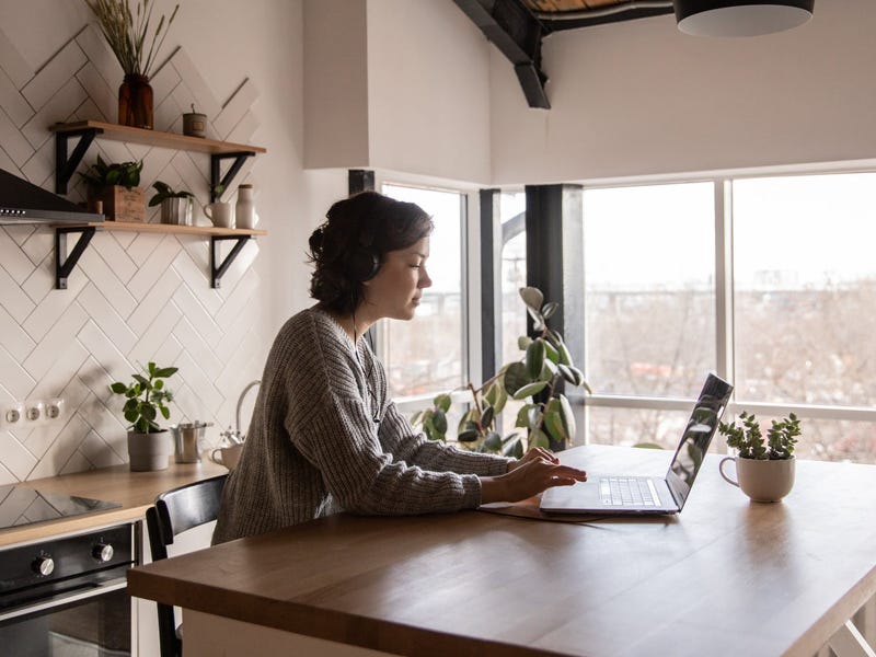 Mujer en trabajo remoto