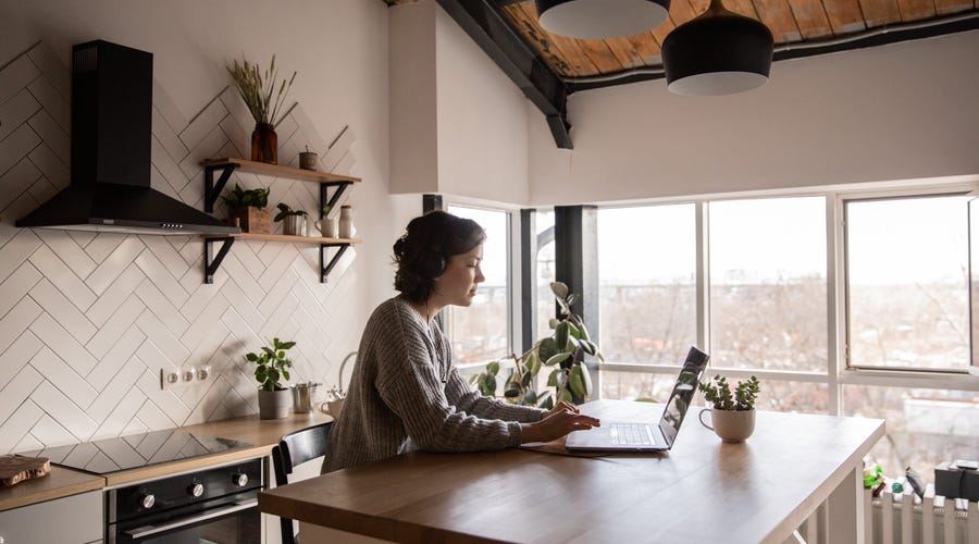 Mujer en trabajo remoto