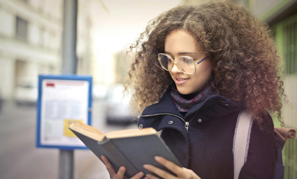 hombre haciendo el examen de alemán Telc