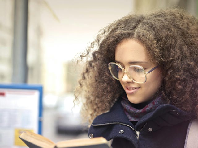 hombre haciendo el examen de alemán Telc