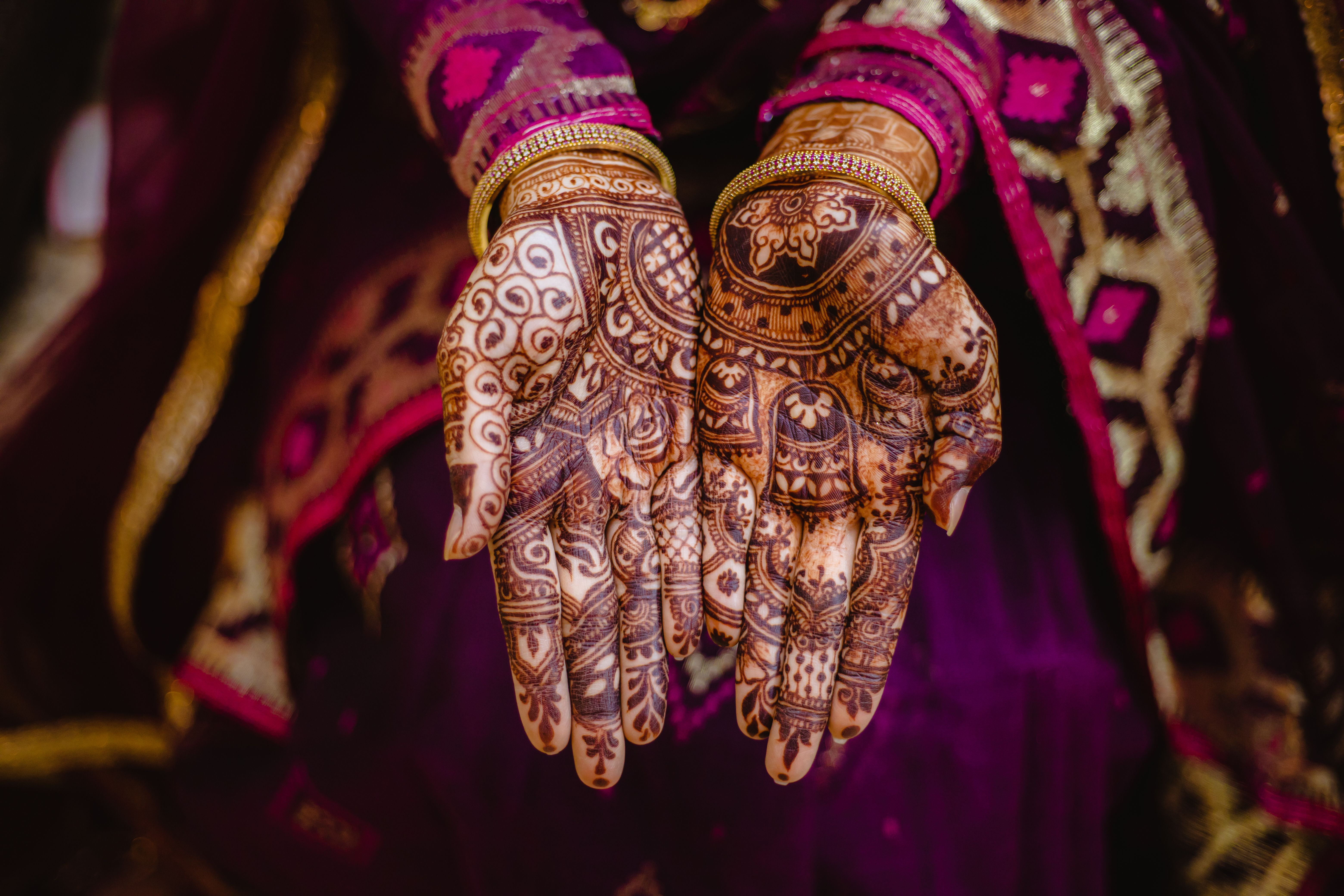 Las manos de una mujer india para representar los tatuajes en inglés.