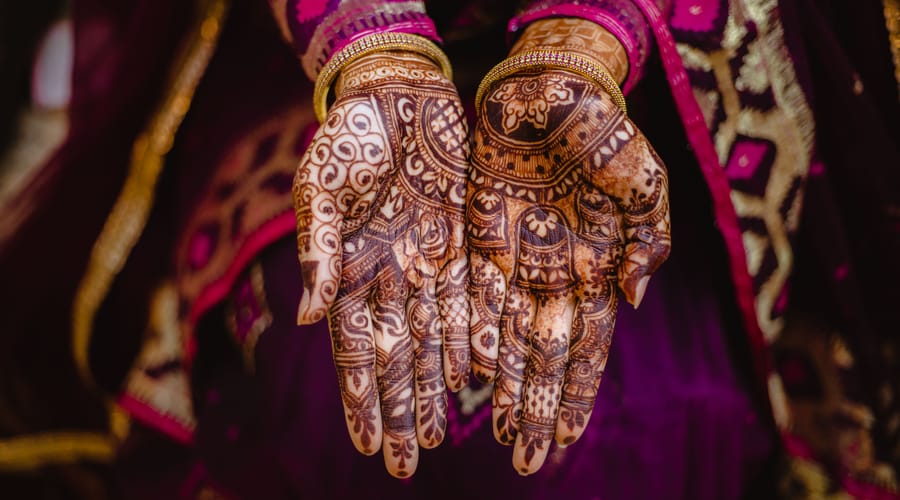 Las manos de una mujer india para representar los tatuajes en inglés.