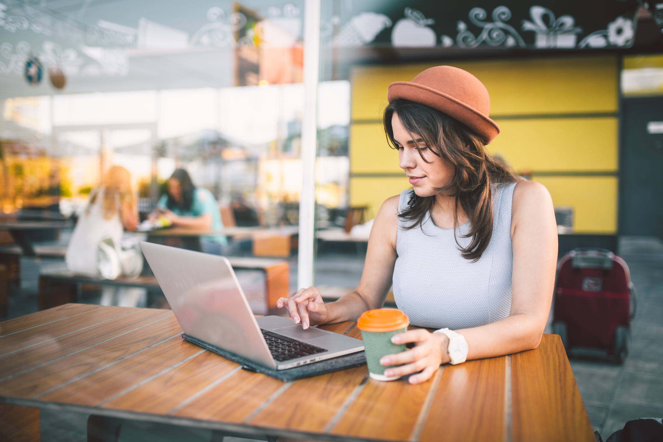 Mujer realizando examen de inglés en línea