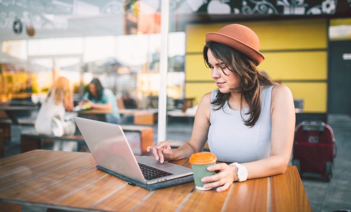 Mujer realizando examen de inglés en línea
