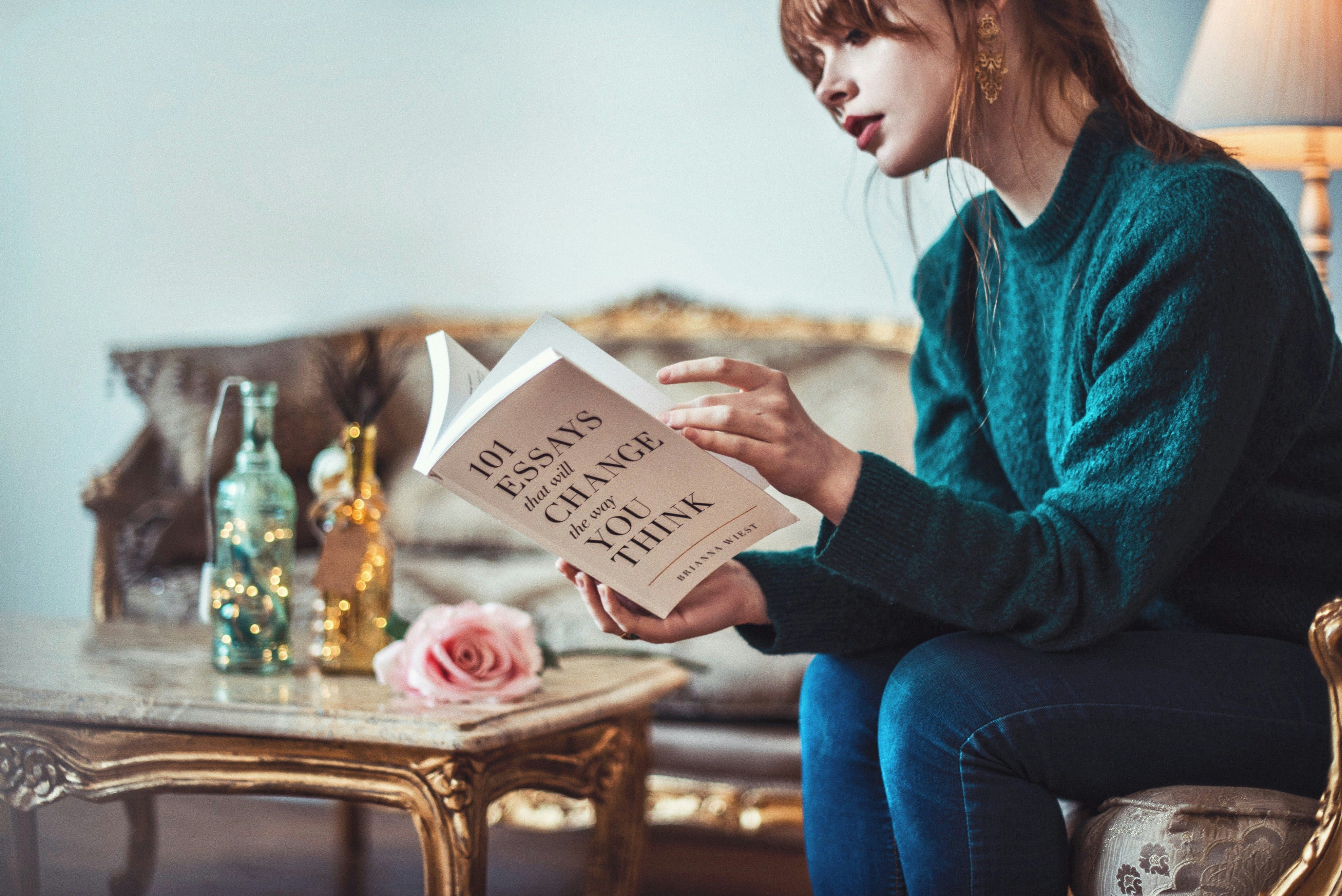 joven_leyendo_libro_en_inglés.jpg