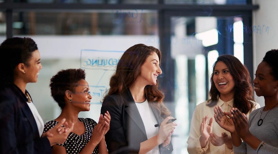 Mujer enseñando los valores de una empresa