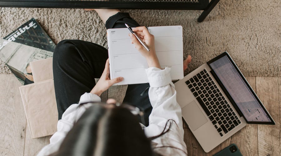 Chica estudiando para saber cuánto tiempo lleva para aprender alemán.