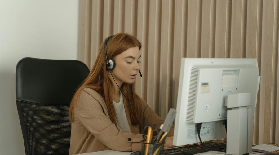 Mujer estudiando con una capacitación en línea.