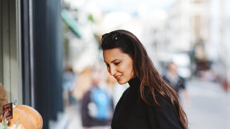 Mujer comprando fruta
