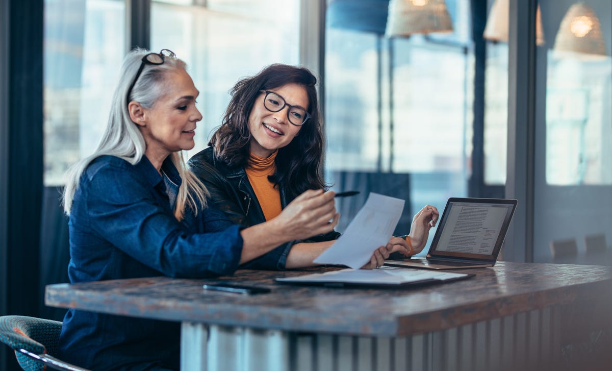 Mujer realizando una planeación estratégica