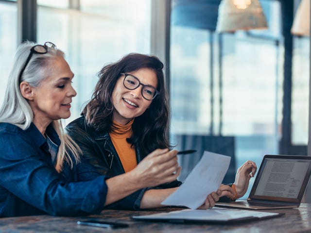 Mujer realizando una planeación estratégica
