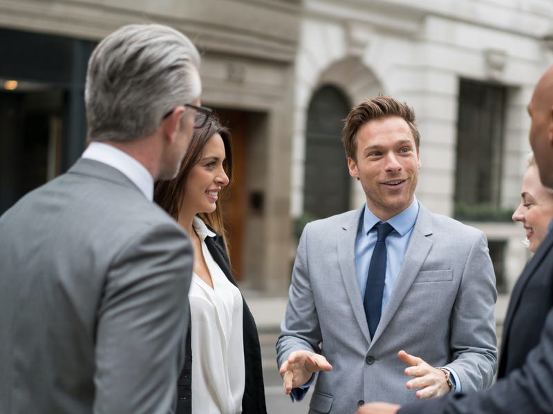 Hombre diciendo cómo superar los problemas de comunicación en las empresas