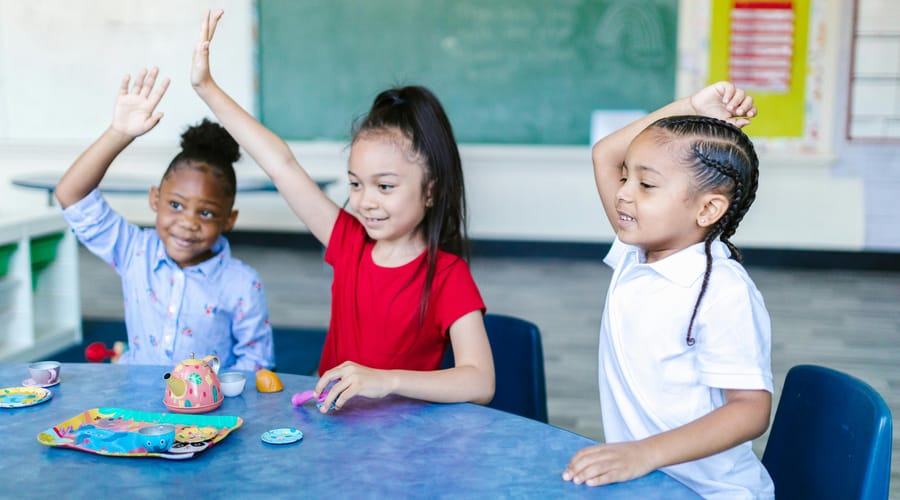 Niñas estudiando con ejercicios de inglés para niños de primaria.