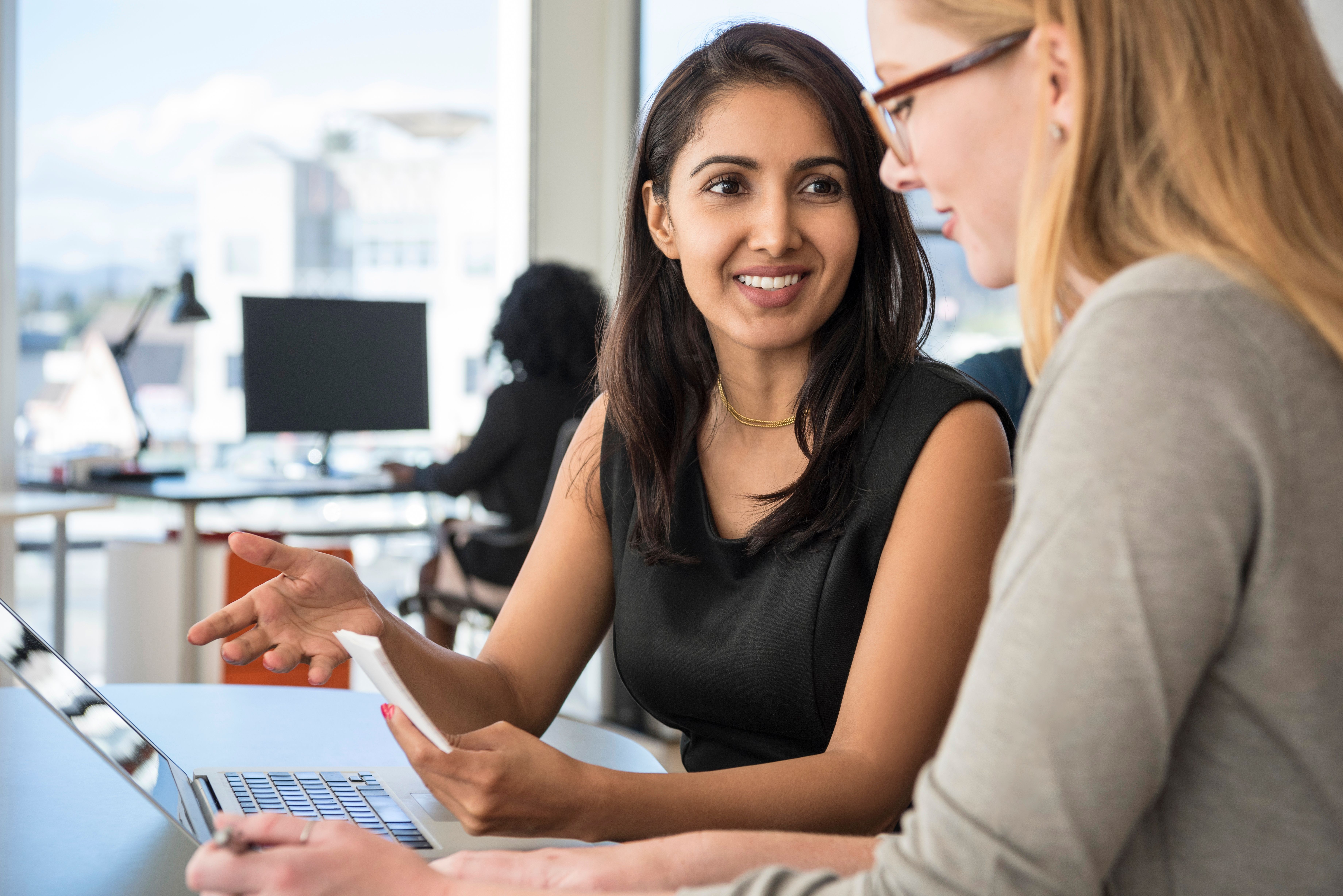Dos empresarias practicando el idioma indonesio
