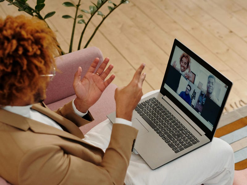 Hombre en una junta online.