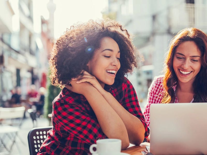 Dos mujeres jóvenes hablando sobre proyecciones a futuro en inglés