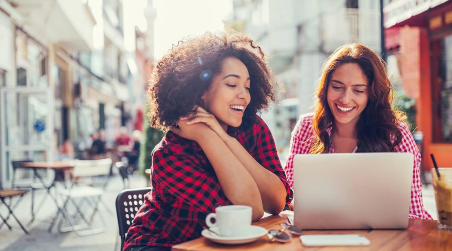 Dos mujeres jóvenes hablando sobre proyecciones a futuro en inglés