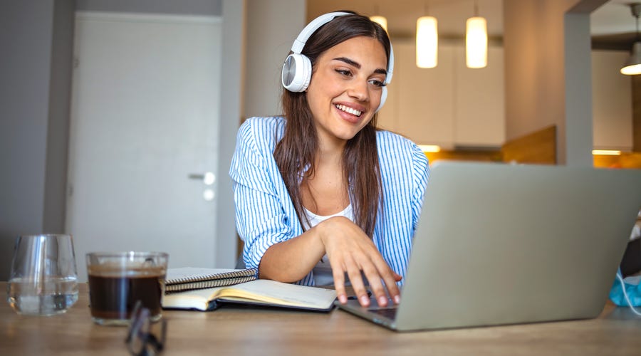 Mujer aprendiendo el Past simple