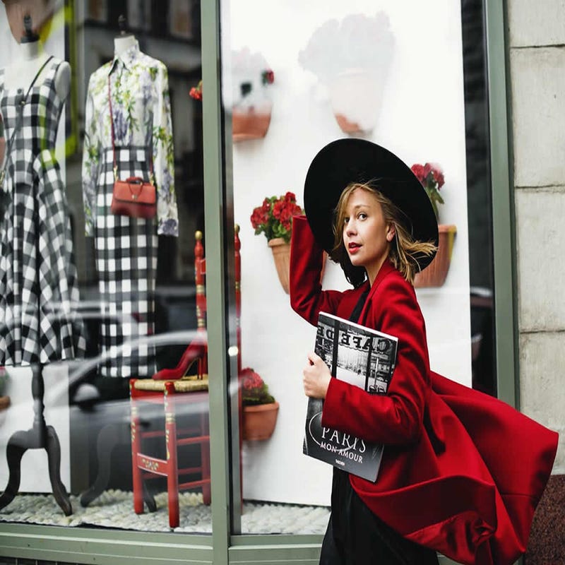 mujer a la moda haciendo compra de ropa en inglés