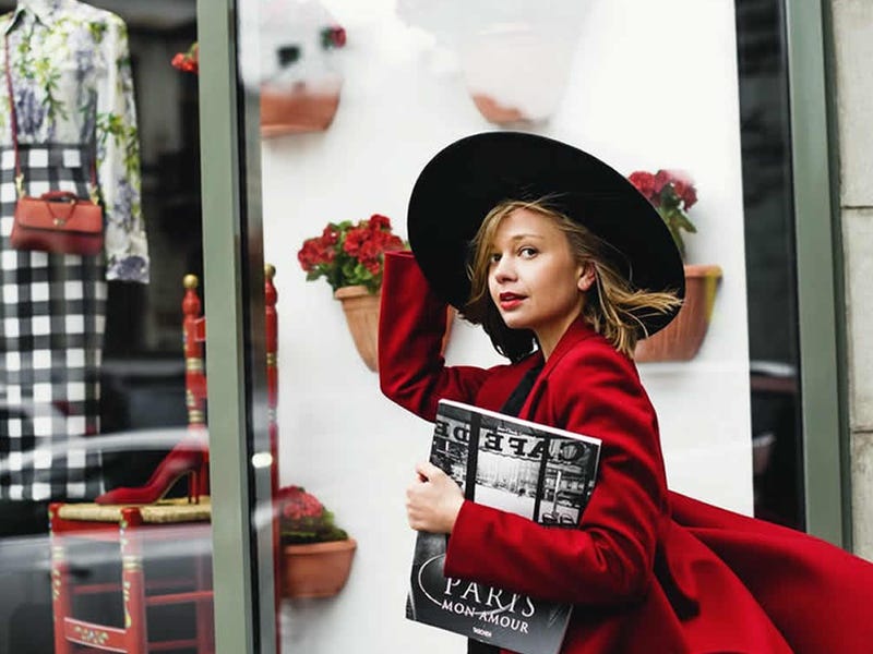 mujer a la moda haciendo compra de ropa en inglés