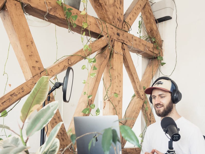Hombre realizando un podcast para aprender inglés